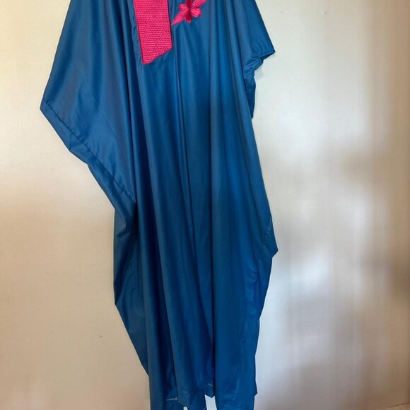 Caftan bleu broderies florales roses - Robe maxi bohème - Picture 2 of 3